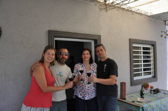 Com a Marcela e o Che Toba, prontos para saborear um asado argentino, na casa deles em Villa Nueva, na Argentina